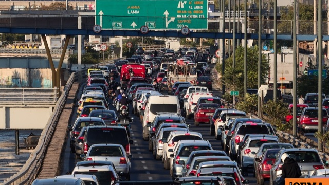 Στο «κόκκινο» ο Κηφισός και το κέντρο, με χαμηλές ταχύτητες στην κάθοδο της Λεωφ. Συγγρού λόγω τροχαίου