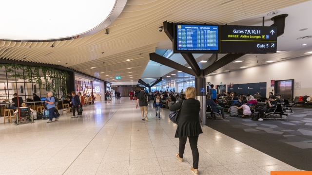 Powerbank πήρε φωτια στην τσέπη επιβάτη στο αεροδρόμιο της Μελβούρνης