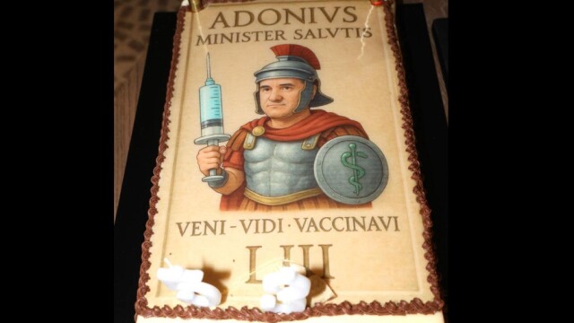 Η ευρηματική τούρτα της Ευγενίας Μανωλίδου για τα γενέθλια του Άδωνι Γεωργιάδη