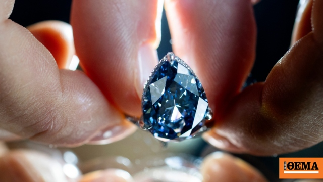 Το σπάνιο μπλε διαμάντι πωλήθηκε για 25 εκατομμύρια δολάρια σε δημοπρασία του Christie’s