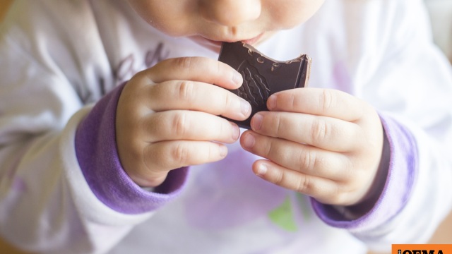 3χρονη υπέστη αλλεργικό σοκ από σοκολάτα που της έδωσε αεροσυνοδός