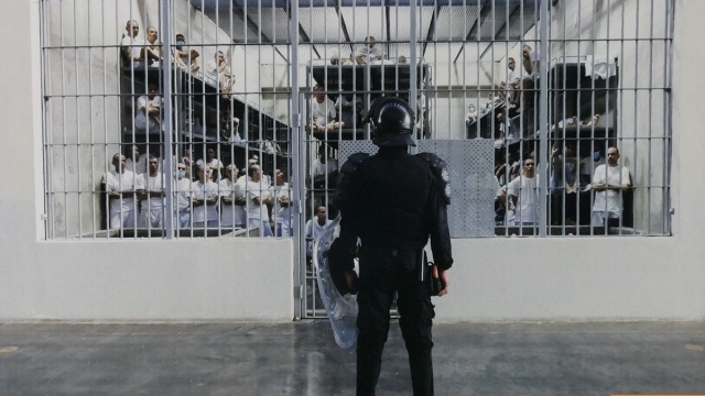Βασανιστήρια και σεξουαλική βία σε μετανάστες από τη Βενεζουέλα που έστειλαν οι ΗΠΑ σε φυλακή του Ελ Σαλβαδόρ