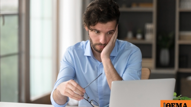 Ποια είναι η Γενιά Ζ που μένει ακόμα στο πατρικό και νιώθει εξουθενωμένη από τη δουλειά