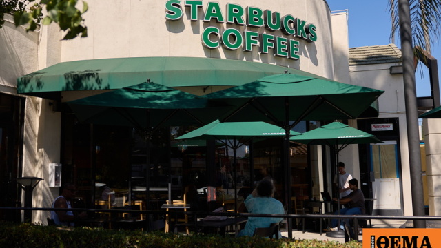 Σε απεργία για καλύτερους μισθούς κατέβηκαν εργαζόμενοι στα Starbucks