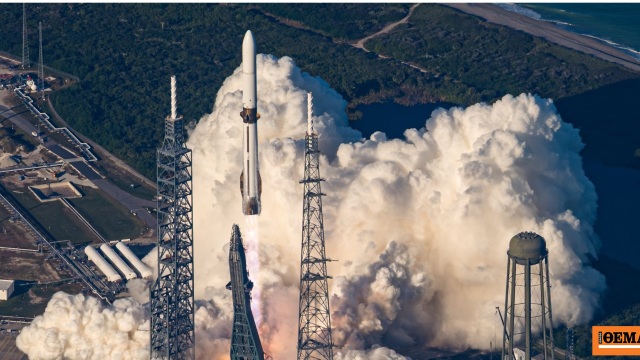 H Blue Origin έγραψε ιστορία: Έστειλε τον πύραυλο New Glenn στο διάστημα και τον προσγείωσε σε πλωτή πλατφόρμα