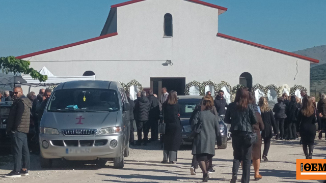 Σε βαρύ κλίμα η κηδεία της 49χρονης αρτοποιού στο Δαμάσι Λάρισας