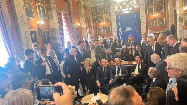 Mitsotaki’s pun on the elections with ND MPs: “The issue is who will be skewered on Easter ’27”