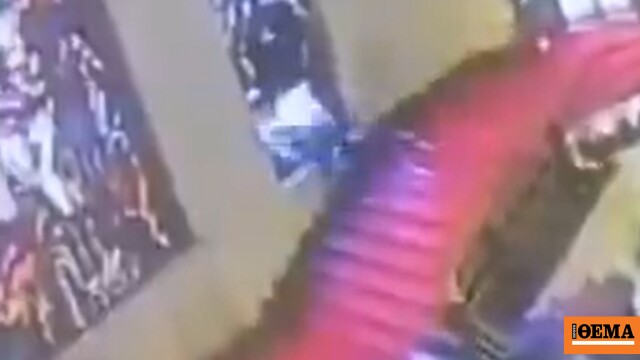 Ιταλός πολιτικός έπεσε με το κεφάλι πάνω σε πολύτιμο βιτρό και το έσπασε