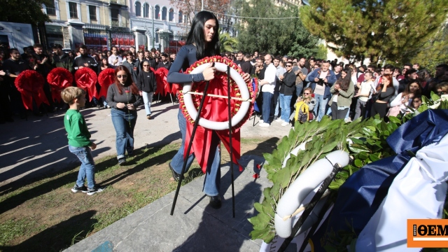 Άνοιξαν οι πύλες για το κοινό – Στεφάνια και λουλούδια αφήνουν πολίτες