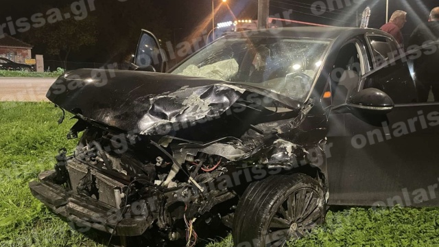 Τροχαίο στη Λάρισα, εγκλωβίστηκαν τρία άτομα σε ΙΧ