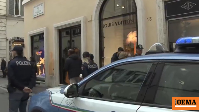 Έριξαν όχημα στη βιτρίνα και άρπαξαν δεκάδες προϊόντα