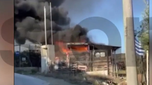 «Καίγομαι, καίγομαι» – Δραματική διάσωση ενός ηλικιωμένου που εγκλωβίστηκε σε φλεγόμενο τροχόσπιτο έξω από την Καβάλα