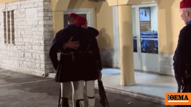 Εύζωνες συγκινούνται μετά την τελευταία τους υπηρεσία στην Προεδρική Φρουρά