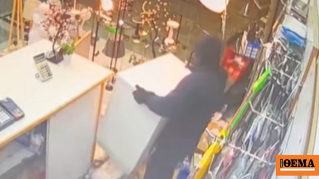 Περιστέρι: Κουκουλοφόροι έσπασαν βιτρίνα και άδειασαν μαγαζί με ηλεκτρονικά