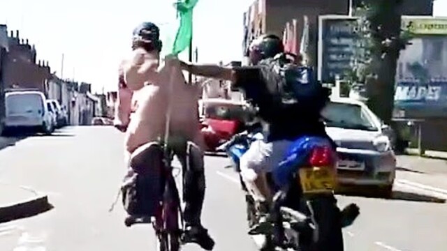 Γυμνός ποδηλάτης τρώει μπουνιά από διερχόμενο μοτοσικλετιστή και σωριάζεται στον δρόμο