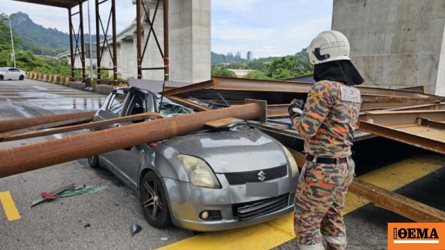 Τεράστια σκαλωσιά καταρρέει πάνω σε διερχόμενο όχημα σε αυτοκινητόδρομο στη Μαλαισία