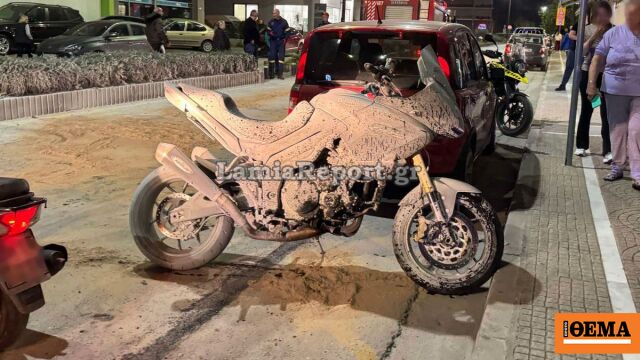 Μοτοσικλετιστής έκανε ελιγμό για να αποφύγει πεζή και τράκαρε με παρκαρισμένο ΙΧ στη Λαμία