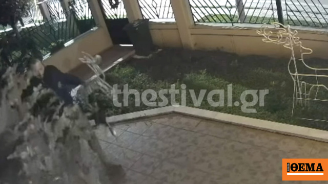 Θεσσαλονίκη: Άνδρας εισβάλλει σε αυλή σπιτιού και κλέβει χριστουγεννιάτικα στολίδια