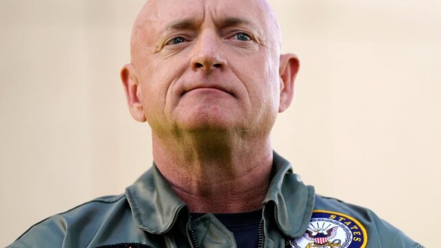 Το Πεντάγωνο εξετάζει καταγγελίες για Δημοκρατικό γερουσιαστή που προέτρεψε τον στρατό να αγνοήσει «παράνομες εντολές»