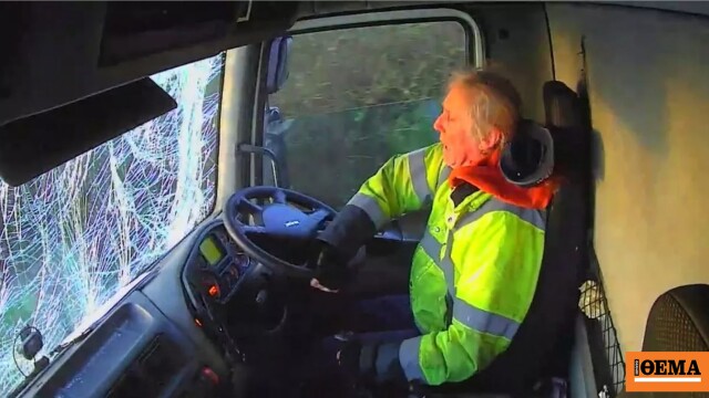 Η στιγμή που φορτηγό πέφτει με μεγάλη ταχύτητα επάνω σε προπορευόμενο βαν