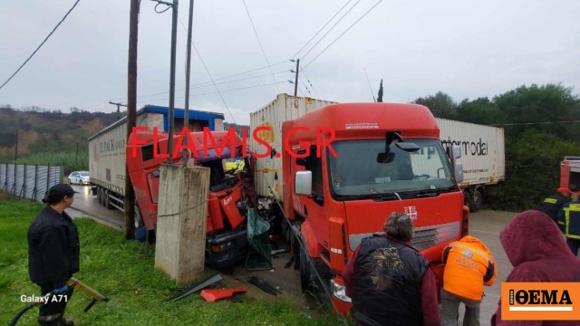 Συγκρούστηκαν νταλίκες στην Πατρών – Πύργου: Οδηγός τραυματίστηκε και εγκλωβίστηκε στην καμπίνα του, δείτε φωτογραφίες