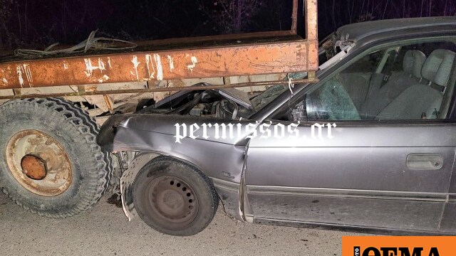 Αυτοκίνητο «καρφώθηκε» σε καρότσα τρακτέρ στην Αλίαρτο