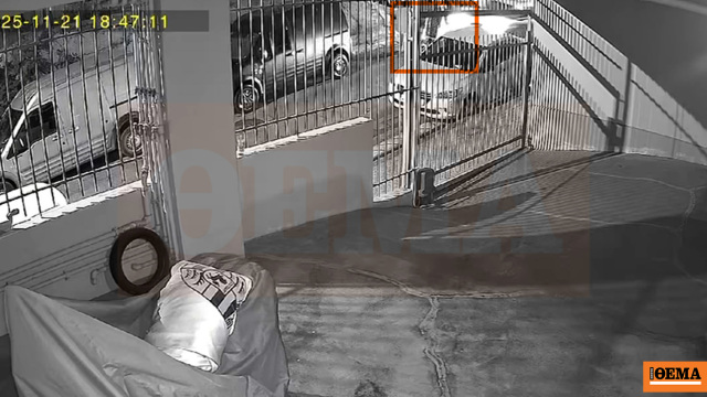 Η στιγμή που ο 84χρονος οδηγός παρασύρει με μεγάλη ταχύτητα την 75χρονη και την ΑμεΑ κόρη της