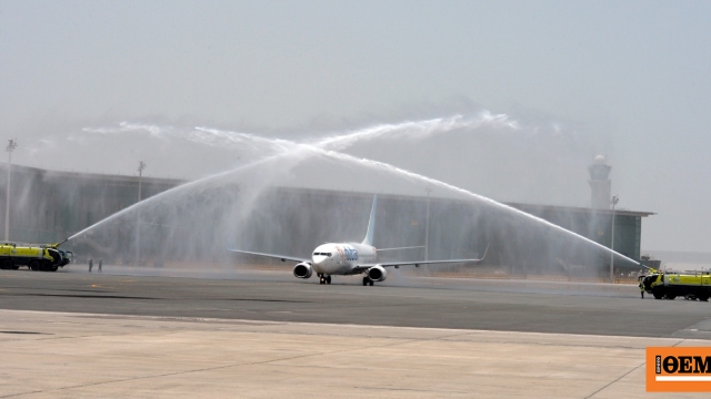O λόγος που τα πυροσβεστικά βρέχουν με νερό τα αεροπλάνα που προσγειώνονται