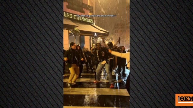 Κόσμος χορεύει στο χιονισμένο Παρίσι υπό τους ήχους του «All i want for Christmas is you»