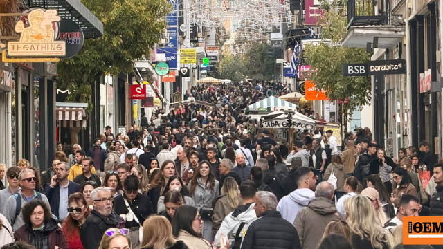 Σήμερα η Black Friday: Μετά την κακοκαιρία οι καταναλωτές ξεχύθηκαν στα μαγαζιά, ουρές στην Ερμού