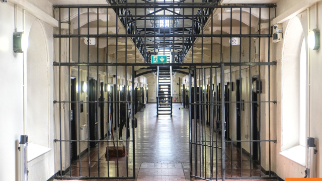 Εξαρθρώθηκε από την ΕΛΑΣ κύκλωμα που διακινούσε ναρκωτικά σε φυλακές, εμπλέκονται σωφρονιστικός υπάλληλος και έγκλειστοι