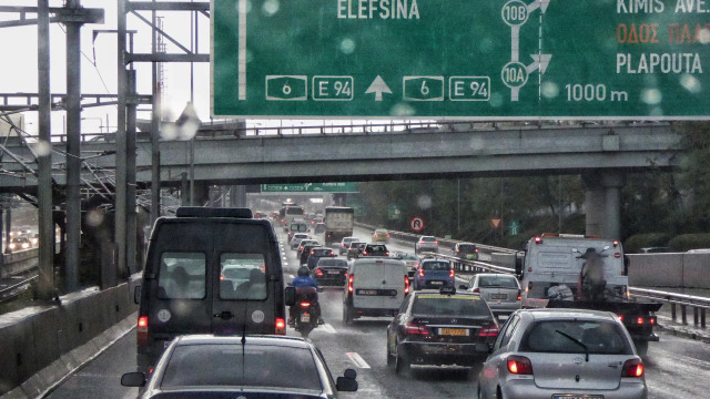 Μποτιλιάρισμα στους δρόμους της Αττικής λόγω της σφοδρής βροχόπτωσης