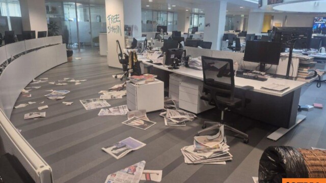 Διαδηλωτές εισέβαλαν στα γραφεία της εφημερίδας La Stampa και τα βανδάλισαν