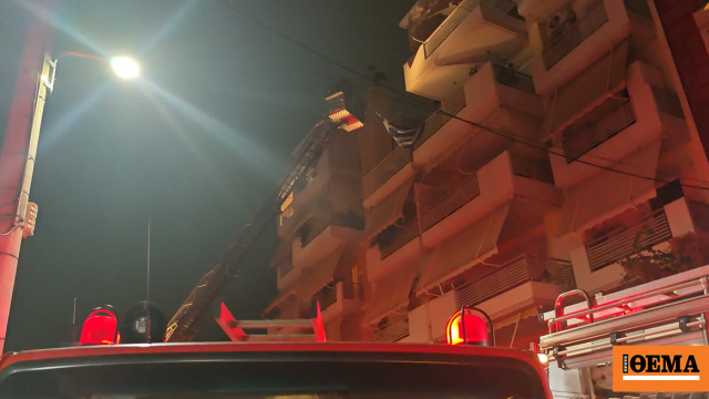 Η στιγμή που η Πυροσβεστική απεγκλωβίζει δύο ηλικιωμένους μετά από φωτιά σε σπίτι στο Περιστέρι