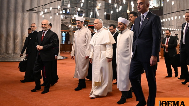 Ο Πάπας έβγαλε τα παπούτσια του, αλλά δεν προσευχήθηκε κατά την επίσκεψή του στο Μπλε Τζαμί της Κωνσταντινούπολης