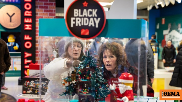 Οι Αμερικανοί καταναλωτές ξόδεψαν το ποσό ρεκόρ των 11,8 δισ. δολαρίων για online αγορές την Black Friday