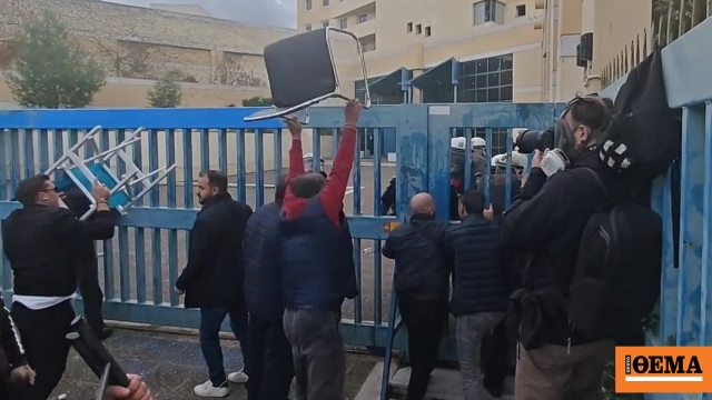 Επεισόδια με χημικά ανάμεσα σε οδηγούς ταξί και την αστυνομία στο υπουργείο Μεταφορών, δείτε βίντεο