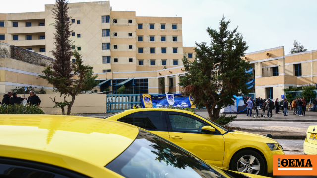 Συνεχίζεται η απεργία των ταξί, σε εξέλιξη η συγκέντρωση στο Υπουργείο Μεταφορών