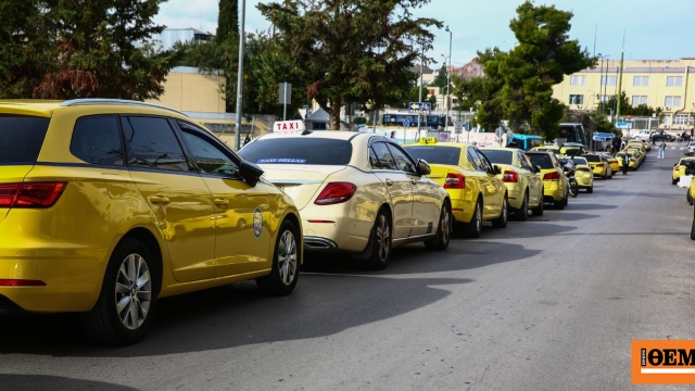 Έκτακτη μοτοπορεία των ταξί προς τη Βουλή μετά τα επεισόδια έξω από το υπουργείο Μεταφορών, δείτε βίντεο