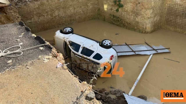 Αυτοκίνητο «βούλιαξε» και επέπλεε στις λάσπες στο Ηράκλειο όταν οδόστρωμα υποχώρησε λόγω της κακοκαιρίας