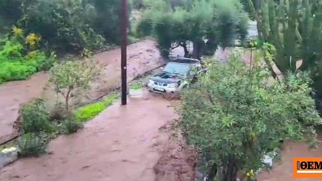 Ποτάμια λάσπης οι δρόμοι σε χωριό στο Γύθειο, οι κάτοικοι έσπευσαν στους πάνω ορόφους για να σωθούν, δείτε βίντεο