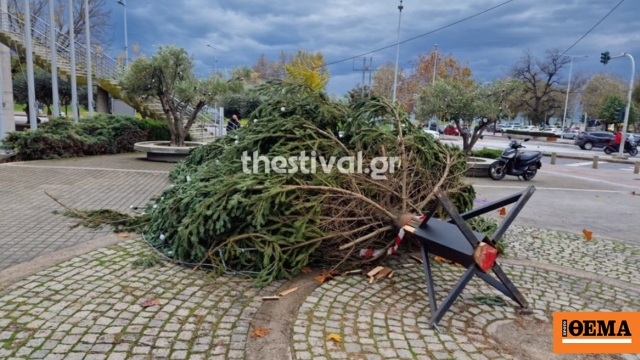 Κατέρρευσε το χριστουγεννιάτικο δέντρο μπροστά στο δημαρχείο λόγω ισχυρών ανέμων