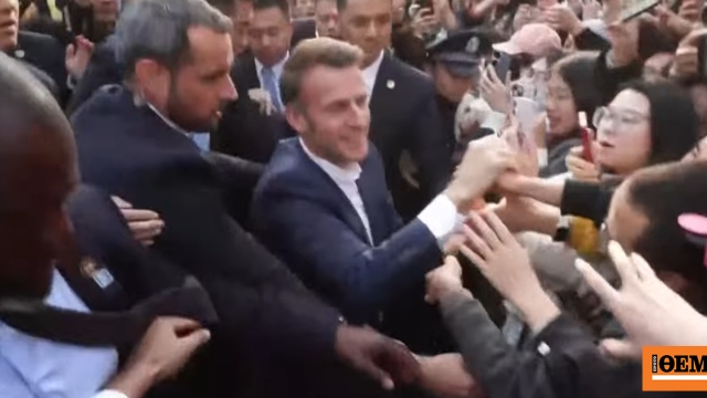 Υποδοχή ροκ σταρ για τον Εμανουέλ Μακρόν από φοιτητές του Πανεπιστημίου Σετσουάν, δείτε βίντεο