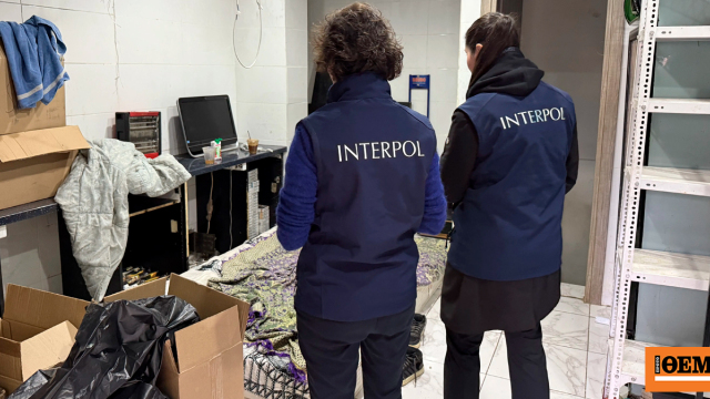 Έφερναν ανήλικους αλλοδαπούς από το εξωτερικό και τους εξανάγκαζαν να πουλούν λαθραία καπνικά για να καλύψουν τα χρέη τους