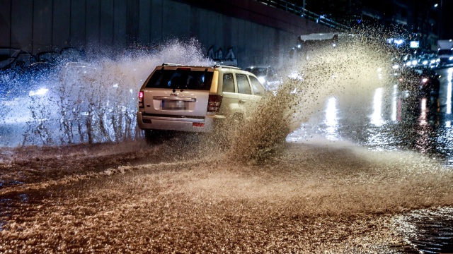 Πλημμύρες σε Μάνδρα, 112 για απομάκρυνση από υπόγεια, κλειστό η Αθηνών-Κορίνθου από τα διόδια Ελευσίνας