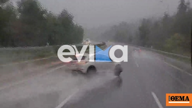 Οδηγός χάνει τον έλεγχο εν μέσω βροχής και πέφτει πάνω στις μπάρες της Εθνικής Αθηνών Λαμίας