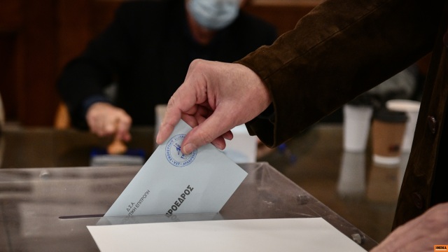 Εννέα νικητές στον β΄ γύρο, σήμερα κλείνουν οι κάλπες σε Αθήνα, Θεσσαλονίκη, Πειραιά