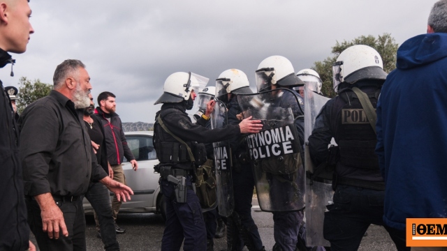 Οι στιγμή που οι αγρότες περικυκλώνουν τα ΜΑΤ μετά τον πετροπόλεμο και τα χημικά, δείτε βίντεο