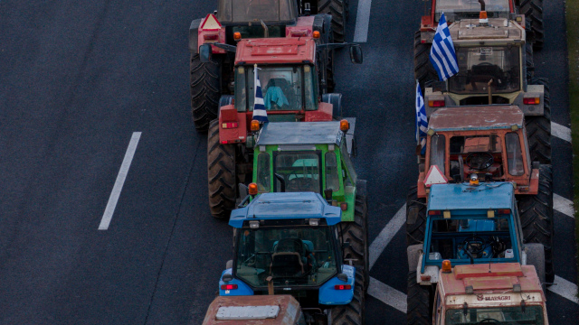Αγρότες και κτηνοτρόφοι απέκλεισαν τον αυτοκινητόδρομο Πατρών