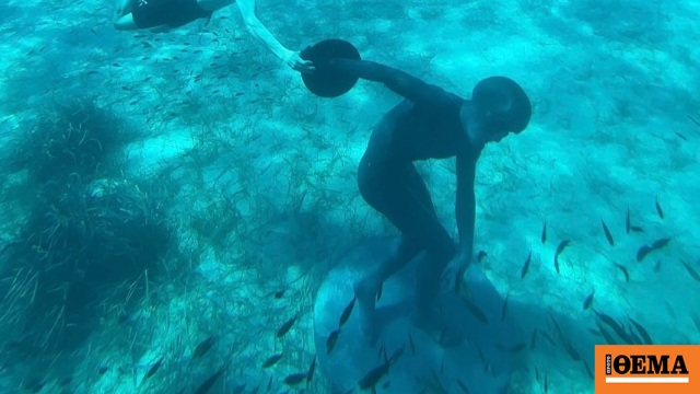 Άγαλμα που συνδυάζει τον αρχαίο Δισκοβόλο με ήρωα του Μπομπ Σφουγγαράκη βυθίστηκε στη θάλασσα της Χαλκιδικής